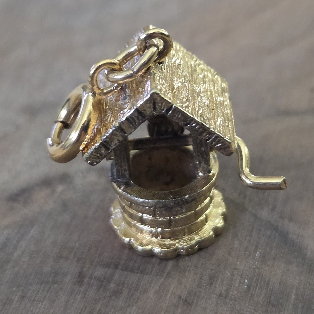Vintage Signed Monet Gold Tone Wishing Well 1" Charm
